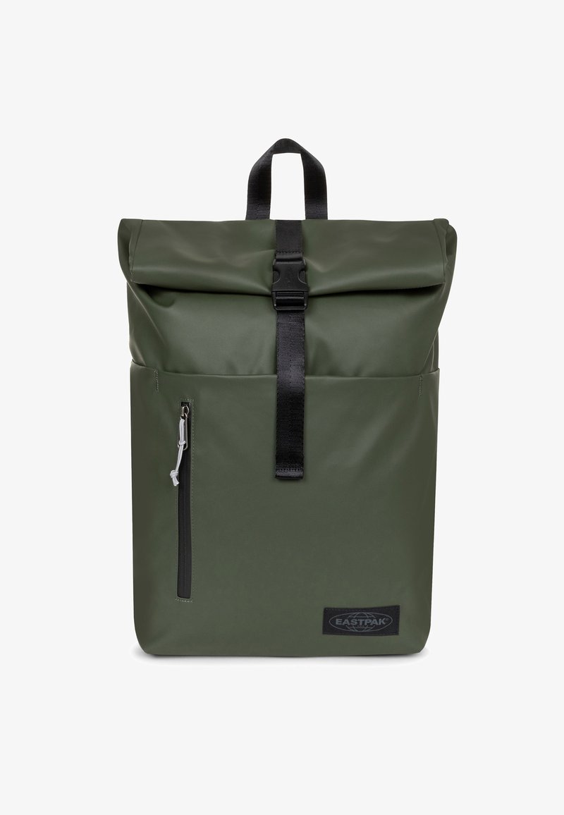 Sac à dos repliable vert foncé avec poche zippée verticale à l'avant, sangle à boucle noire, poignée de transport et patch logo Eastpak en bas à droite.