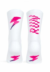 Bílé sportovní ponožky s růžovými grafikami: blesk na jedné straně a pixelovaný kostkovaný vzor na druhé.