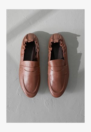 Brune læder slip-on sko med rund tå, elastisk åbning og dekorativ syning på overdelen. Glat tekstur.