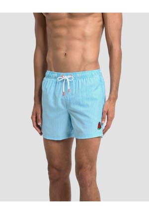 Torso masculino que lleva pantalones de baño a rayas azul claro y blancas con cordón blanco y un pequeño parche de sandía en la pierna izquierda.