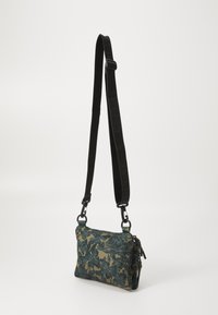 Schultertasche mit Blumenmuster, bestehend aus einem blau-grünen Stoffdesign, rechteckiger Form und verstellbarem schwarzen Riemen mit Metallbeschlägen.