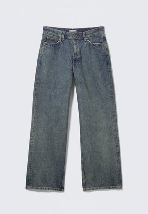 Niebieskie szerokie dżinsy z denimu z wysokim stanem, pięcioma kieszeniami i subtelnym przecieraniem materiału. Etykieta marki widoczna na pasku.