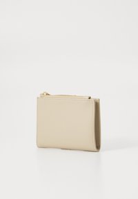 Beige fuskinn lommebok med en glatt tekstur, sammenleggbart design og gullglidelås. Kompakt og rektangulær form.