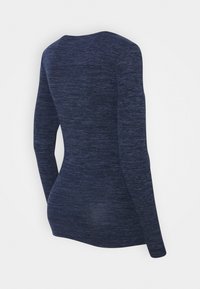 Haut à manches longues bleu marine foncé en tissu tricoté texturé. Présente un col rond et une silhouette ajustée, avec un dos lisse.