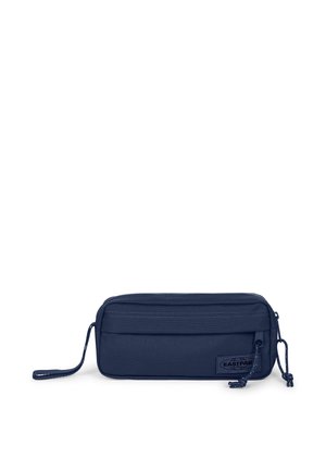 Trousse rectangulaire bleu marine Eastpak avec fermeture éclair, poche avant, patch de marque et deux cordons sur fond blanc.
