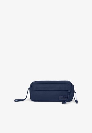 Neceser rectangular azul marino Eastpak con cremallera, bolsillo delantero, parche de la marca y dos tiradores de cuerda sobre fondo blanco.
