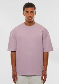 Lavendel oversized t-shirt lavet af bomuld, med korte ærmer, en rund halsudskæring og en glat tekstur. Ingen fremtrædende mønstre eller accenter.