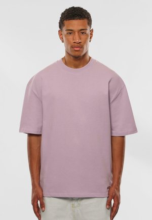 Lavendel oversized t-shirt lavet af bomuld, med korte ærmer, en rund halsudskæring og en glat tekstur. Ingen fremtrædende mønstre eller accenter.