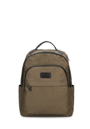 Zaino marrone con tasche frontali e laterali con cerniera, manico nero e patch rettangolare con logo sulla tasca frontale.