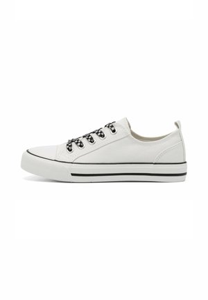 Weißer Canvas-Sneaker mit niedrigem Schaft, schwarzen und weißen karierte Schnürsenkeln, Gummikappe an der Spitze und gestreifter Sohle vor weißem Hintergrund.