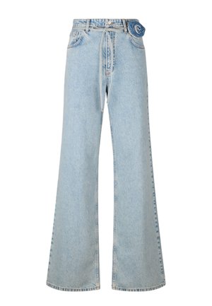 Jeans a gamba larga blu chiaro in denim, caratterizzati da un'alta vita, tasche frontali e un particolare dettaglio della cintura a spirale.