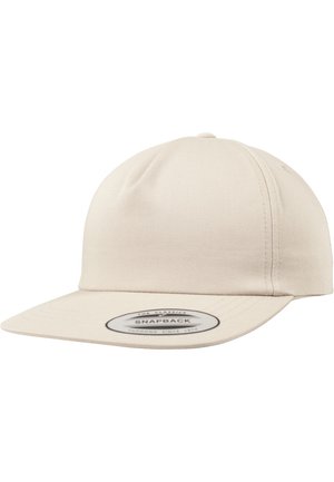 Beige Snapback-Cap mit strukturiertem Schirm und flacher Krempe. Aus gewebtem Stoff gefertigt, mit einem runden Etikett auf der Vorderseite, das Markendetails zeigt.