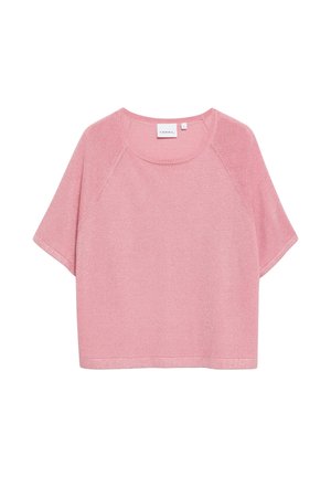 Różowy dzianinowy top z krótkim rękawem, okrągłym dekoltem i luźnym krojem, z małą białą metką na dekolcie.
