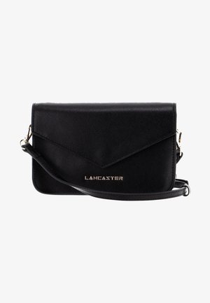 Sac à main en synthétique noir avec un design de rabat géométrique, quincaillerie dorée et bandoulière amovible. Présente le logo "LANCASTER" embossé sur le devant.