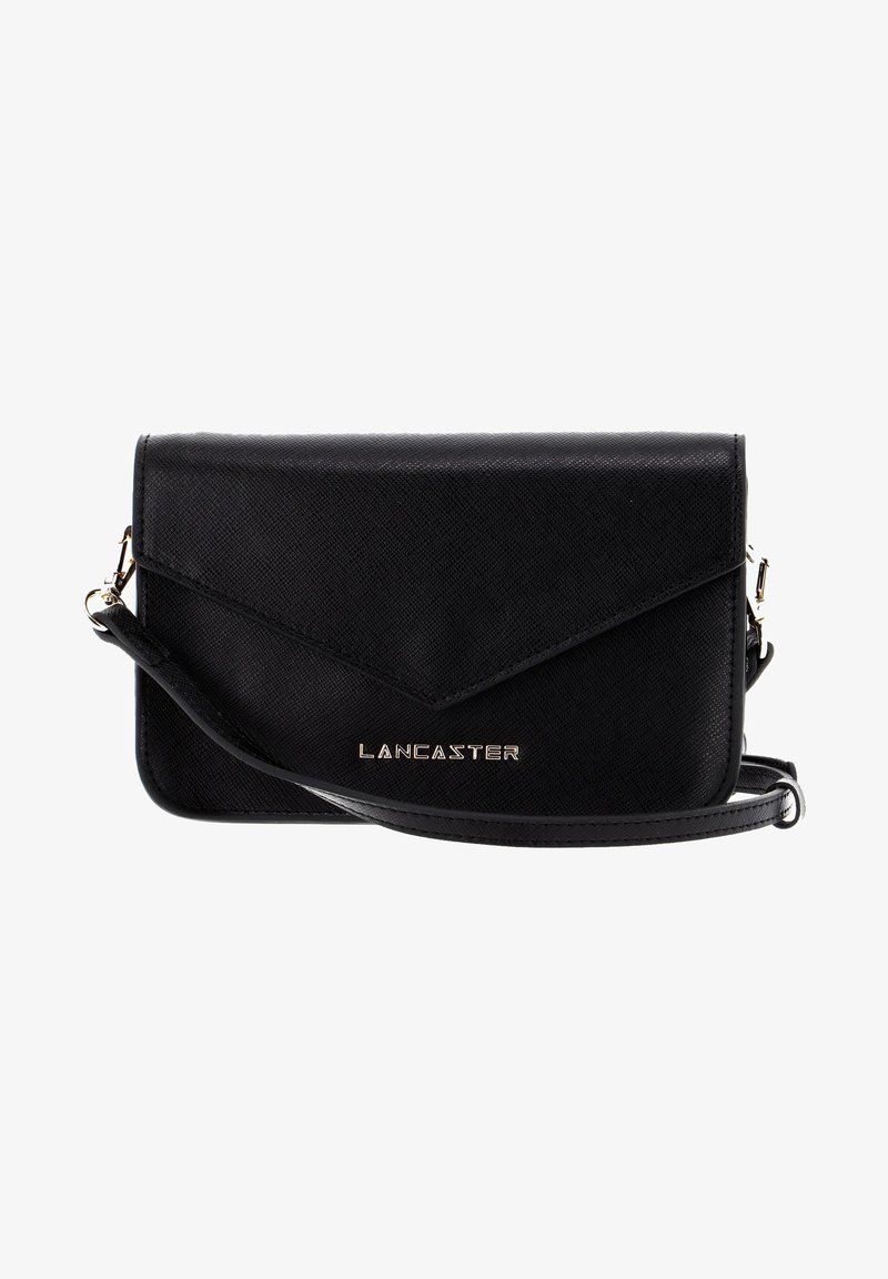 Borsa a tracolla sintetica nera con design geometricamente flap, accessori in oro e tracolla removibile. Presenta il logo "LANCASTER" impresso sul davanti.