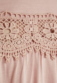 Vero Moda Triko s potiskem - light pink