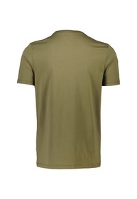Camiseta de manga corta verde oliva con cuello redondo; fabricada con una tela suave y lisa; la vista trasera muestra costuras uniformes y sin patrones.