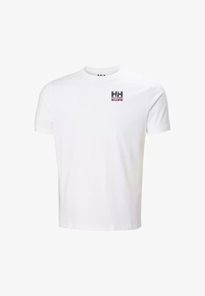 Camiseta blanca de manga corta con cuello redondo y pequeño logo de Helly Hansen en negro y rojo en el lado izquierdo del pecho.