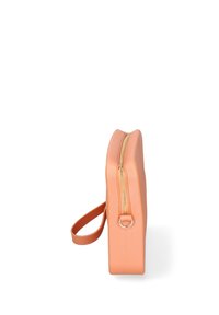 Borsa con zip di colore pesca vista di lato, con una maniglia a un'estremità e una superficie texture. Design semplice e moderno.