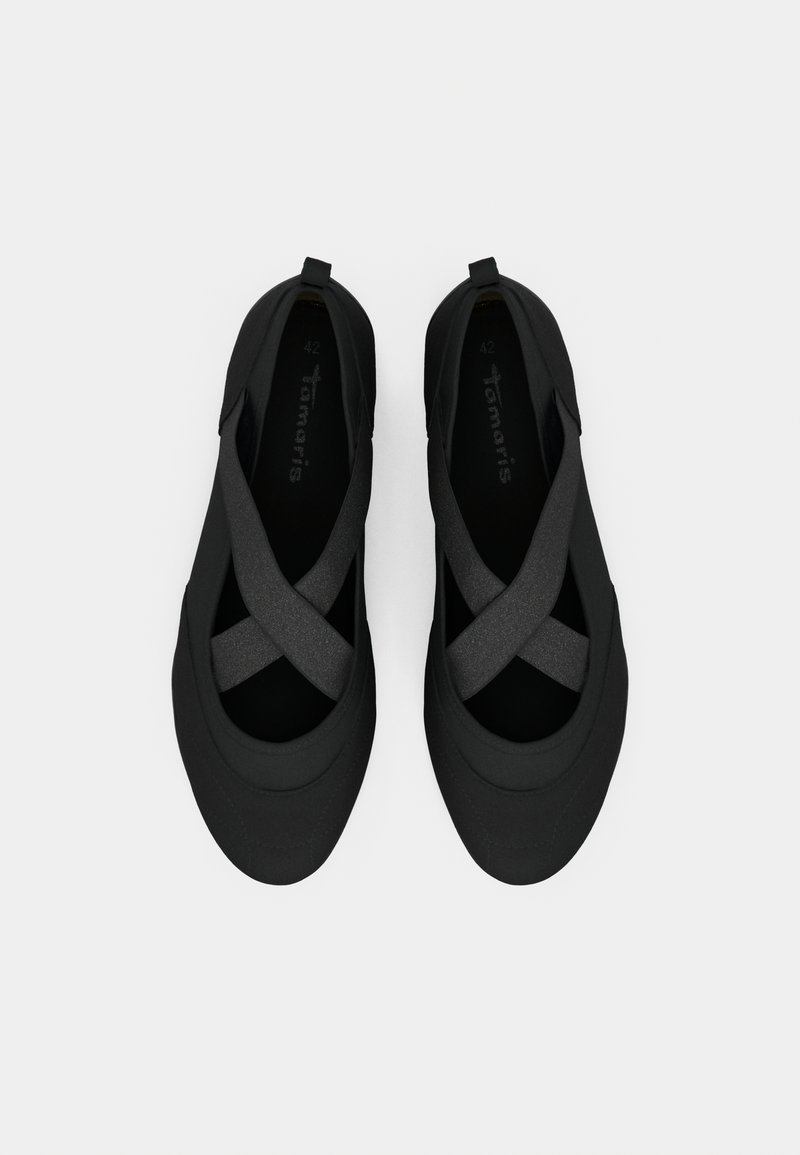 Schwarze Slipper mit gekreuzten elastischen Riemen, runden Zehen und Zugschlaufen an der Ferse, von oben auf einem weißen Hintergrund gezeigt.