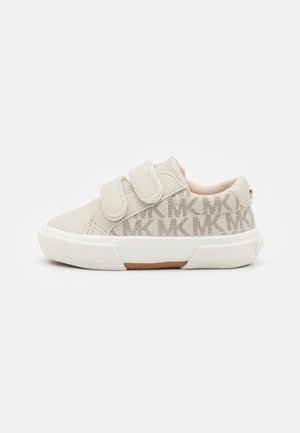 Beżowy sneaker dla malucha z podwójnymi paskami na rzepy i wzorzystym bokiem z powtarzającymi się literami "MK", biała podeszwa z gumowym detalem.