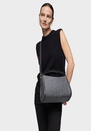 Bolso de hombro gris con una textura estampada, forma estructurada y asa lisa en contraste. Presenta un acento con el logo en la parte delantera.