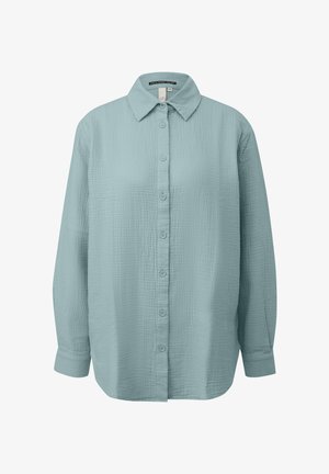 Jasnoniebieska, długorękawowa koszula zapinana na guziki, z teksturowanego materiału, z klasycznym kołnierzykiem i mankietami, prezentowana na białym tle.
