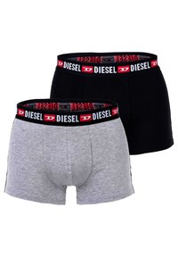 Zwei Paare Diesel-Boxershorts: eines in Schwarz, das andere in Grau. Beide verfügen über einen Logo-Bund mit roten und weißen Akzenten und sind aus Baumwolle hergestellt.