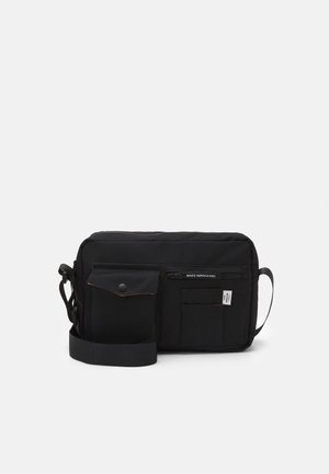 Sac bandoulière rectangulaire noir avec sangle réglable, poche avant à rabat, poche zippée et petite poche appliquée sur fond uni.