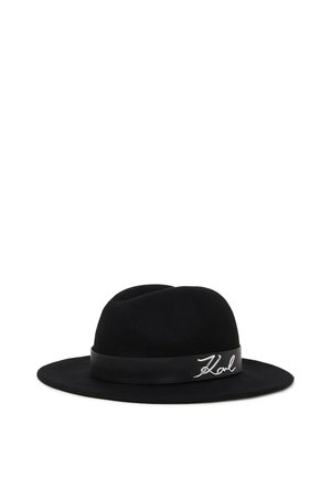 Chapeau en feutre noir avec un large bord et une couronne structurée. Présente un bandeau en cuir noir lisse avec le lettrage argenté "Karl".