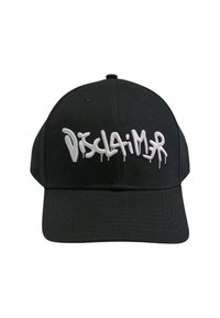 Cappello nero con un prominente testo sprayato bianco che dice "DISCLAIMER", con una forma strutturata e un tessuto testurizzato.