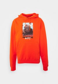 Sudadera naranja con bolsillo frontal, que presenta un estampado gráfico y texto. Tiene capucha con cordón y tejido texturizado.