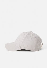 Cappello grigio con un tessuto testurizzato che presenta un motivo sottile. Visiera curva e cinturino regolabile sul retro con una fibbia in metallo.