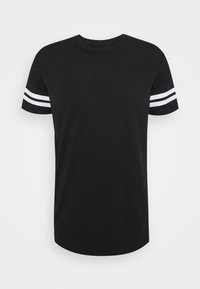 Svart t-skjorte med korte ermer som har to horisontale hvite striper på hver erme. Designet inkluderer rund hals og buet hem.