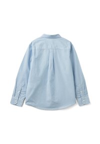 Camicia da dress a maniche lunghe azzurro chiaro con sottili righe verticali bianche, polsini con bottoni e un giromanica sul retro con una piega centrale.