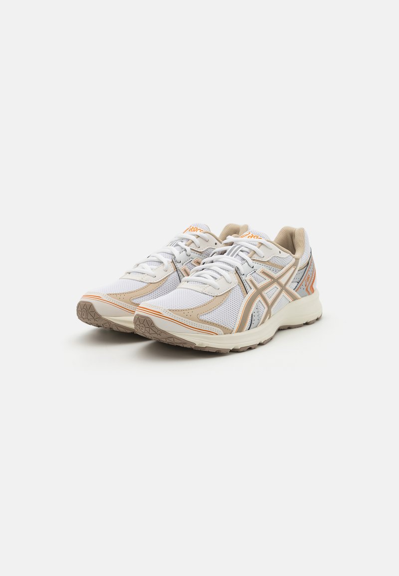 Laufschuhe mit einem weißen Mesh-Obermaterial, beigefarbenen und orangefarbenen Akzenten, einer strukturierten Sohle und einem gepolsterten Design für Komfort.