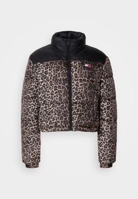 Leopardmønstret kort pufferjakke med sorte nylon skulderpaneler, høj krave, frontlynlås og diskret logo på brystet.