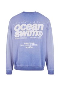 Verbleekte blauwe sweatshirt met witte tekst. Kenmerkt "ocean swims" en andere gedrukte details in verschillende lettertypen. Katoenen materiaal, ronde hals.