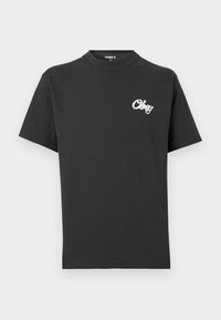 Μαύρο κοντομάνικο T-shirt με μικρό λευκό λογότυπο "Obey" στο αριστερό στήθος, στρογγυλή λαιμόκοψη, μέγεθος μεσαίο σημειωμένο μέσα στον γιακά.