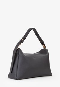 Borsa a spalla in pelle nera con superficie textured, forma curvata e una singola tracolla regolabile. Accenti in metallo dorato visibili.