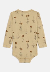 Hosszú ujjú baba bodysuit puha bézs pamutból, vidám nyuszik mintájával, akik lufikat tartanak. Az alján patentos záródással.