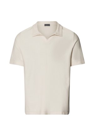 Camisa polo de manga corta, color blanco roto, con un diseño de punto texturizado, que presenta un cuello en V y un ajuste relajado.