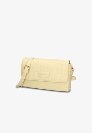 Crèmekleurige rechthoekige crossbodytas met krokodillenstructuur, verstelbare band, gouden gesp en klepsluiting.