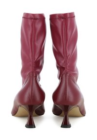 Bordeauxfarbene Lederstiefeletten mit einem enganliegenden Schaft, geschwungenem Absatz, glatter Textur und sichtbaren Nähten entlang der Kante.