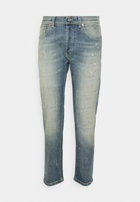 Helle blaue Jeans aus Denim mit verblasstem Finish, ausgefransten Details und geradem Bein. Mit Metallknopf und Nietenakzenten.