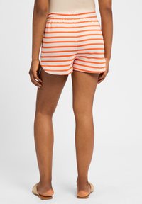 Pantaloni corti a strisce con vita elastica, caratterizzati da strisce orizzontali arancioni e bianche, realizzati in tessuto morbido e con una vestibilità rilassata, adatti per un abbigliamento casual.