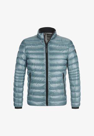 Himmelblaues Pufferjackett mit horizontalen Steppnähten, hohem Kragen und schwarzen Reißverschlusstaschen an den Seiten. Glatte, glänzende Textur.