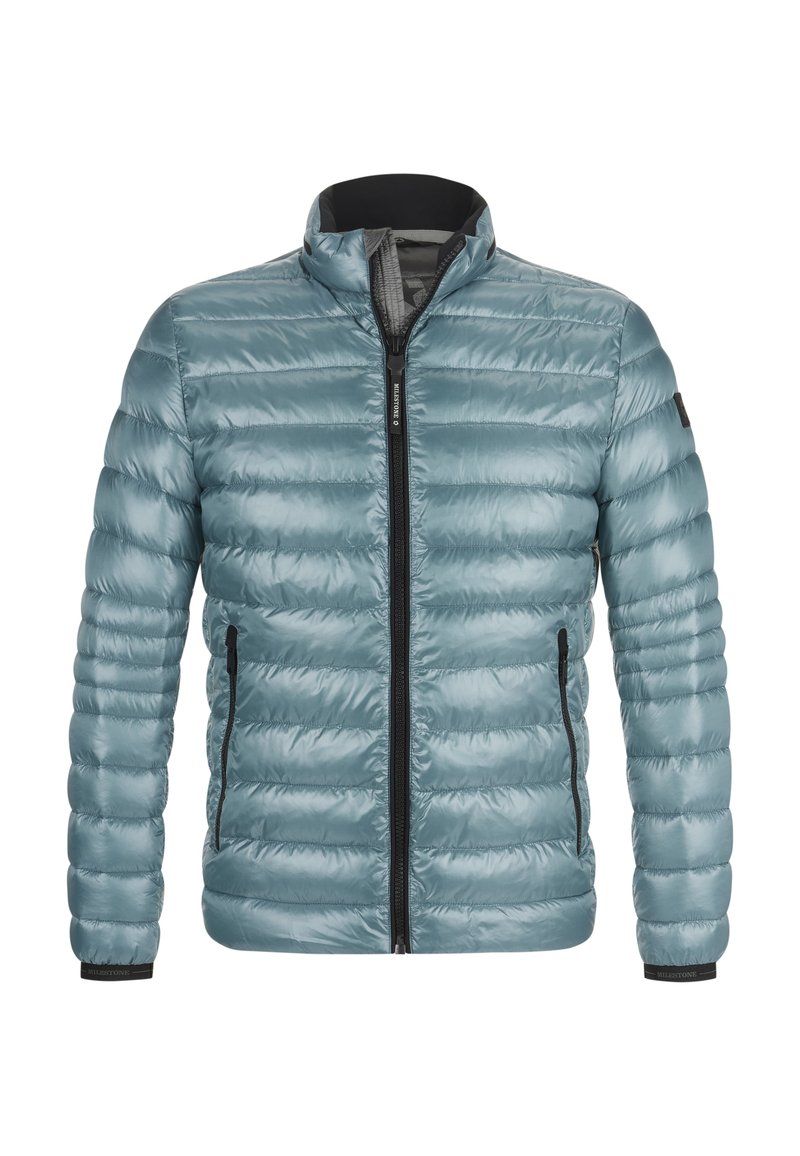 Himmelblaues Pufferjackett mit horizontalen Steppnähten, hohem Kragen und schwarzen Reißverschlusstaschen an den Seiten. Glatte, glänzende Textur.