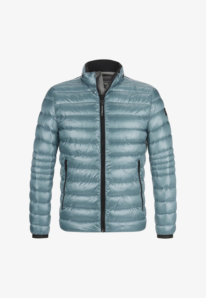 Himmelblaues Pufferjackett mit horizontalen Steppnähten, hohem Kragen und schwarzen Reißverschlusstaschen an den Seiten. Glatte, glänzende Textur.