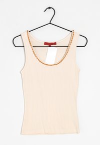 Béžové žebrované tílko na černém ramínku s kulatým výstřihem zdobeným malými obdélníkovými světle hnědými dekorativními prvky.